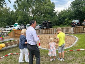 Ein Mann und eine Frau auf einem Spielplatz