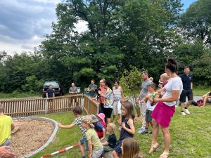 Kinder warten vor einem Spielplatz