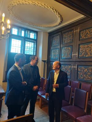 Bundeskanzler Olaf Scholz (rechts im Bild) im Gespräch mit Oberbürgermeister Dr. Thomas Nitzsche (links) und Bürgermeister Christian Gerlitz (mitte)