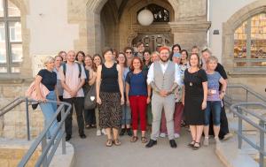 Menschen schauen in die Kamera