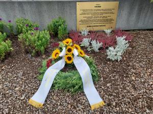 Kranz und Gedenkplatte im Andenken an Enver Şimşek