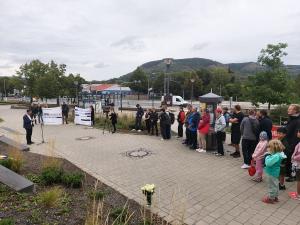 Menschen versammeln sich am Enver-Şimşek-Platz, Oberbürgermeister Dr. Thomas Nitzsche hält eine Rede