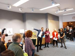 Viele Menschen stehen zusammen in einem Raum