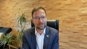 Screenshot des Wochenvideos: Oberbürgermeister Thomas Nitzsche blickt in die Kamera.