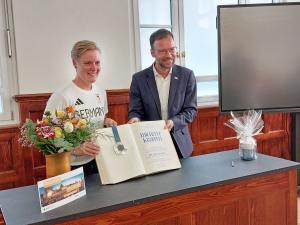 Michelle Kroppen und Oberbürgermeister Dr. Thomas Nitzsche