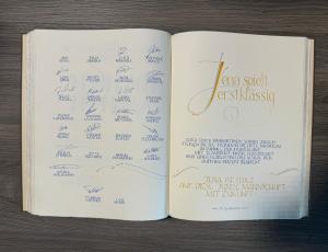 Das aufgeklappte Goldene Buch der Stadt Jena zeigt den Eintrag der FCC Frauenmannschaft