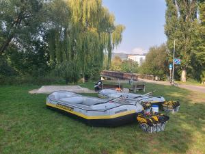 Zwei Schlauchboote sind auf einer Wiese neben der Griesbrücke in Jena abgelegt
