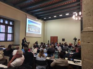 Stadtratsabgeordnete sitzen an Tischen im Historischen Rathaus bei der Stadtratssitzung