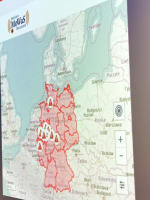 Anblick der MOWAS Warnapp, bei der die Deutschöandkarte rot gefärbt ist, weil Warnungen eingehen