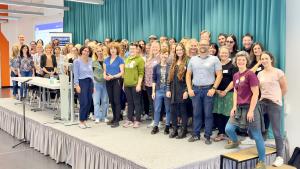 Viele Menschen auf einer Bühne