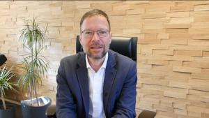 Oberbürgermeister Thomas Nitzsche whrend er seine Videobotschaft einspricht.