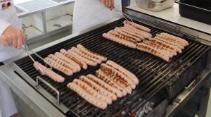 Blick auf den Rost beim Bratwurstbraten am German-American Friendship Day.