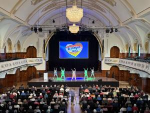 Menschen tanzen auf einer Bühne