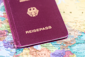 Reisepass liegt auf Landkarte