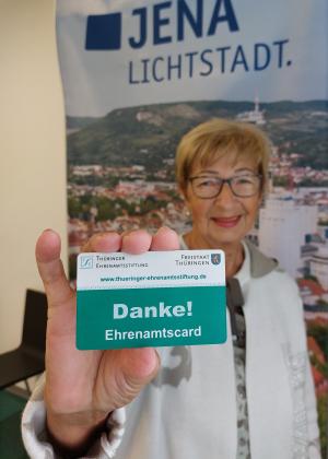 Elisabeth Wackernagel, Vorsitzende des Ehrenamtsbeirats, präsentiert die EhrenamtsCard, mit der freiwillige Helferinnen und Helfer Ermäßigungen in verschiedenen Einrichtungen erhalten.