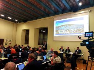 Plenarsaal im Historischen Rathaus zur Stadtratssitzung mit Vertretern des Stadtrates, an Tischen sitzend