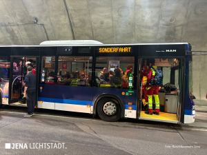 Ein Bus des Jenaer Nahverkehrs bringt Leute in den Tunnel.