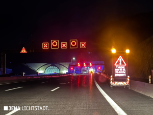 Die Schilder am Eingang des Autobahntunnels Jagdberg zeigen an, dass er gesperrt ist.