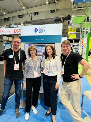 Vier Menschen lachen in die Kamera.