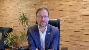 Oberbürgermeister Thomas Nitzsche spricht direkt in die Kamera