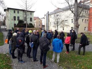 Eine Gruppe von Personen steht im Kreis am geplanten Wissenschaftscampus Bachstraße