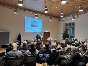 Bürgermeister Christian Gerlitz führt bei der öffentlichen Vorstellung des Rahmenplans ins Thema ein.