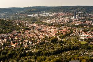 Blick auf Jena-Ost von oben im Sommer.
