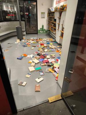 Bücher liegen verstreut auf dem Boden der Wartehalle.