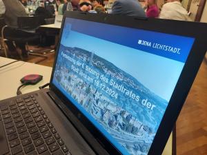 Aufgeklappter Laptop zeigt die Titelfolie "Fortsetzung der 6. Sitzung des Stadtrates am 19.12.204"