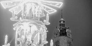 Pyramide und Stadtkirche als schwarz-weiß-Bild