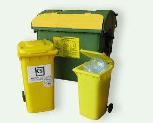 Zwei gelbe Tonnen und ein großer grün-gelber Abfallcontainer