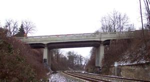 Landschaftsbild Forstwegbrücke Jena mit Eisenbahnschienen
