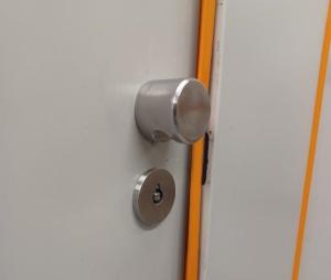 verbogene Tür im Damen-WC