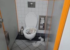 Ein WC wurde mit Toilettenpapier und Klobürsten verstopft.
