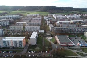 Luftaufnahme: Blick auf den Stadtteil Winzerla mit der Wasserachse.