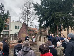 Oberbürgermeister Dr. Thomas Nitzsche steht vor dem Denkmal am Hinrichsberg und hält eine Rede vor einer Menschengruppe