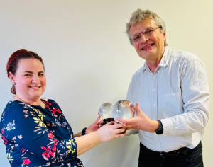 Jennifer Michall, neue Kämmerin der Stadt Jena, und ihr Vorgänger Martin Berger tauschen bei der feierlichen Zeremonie zwei Glaskugeln aus.