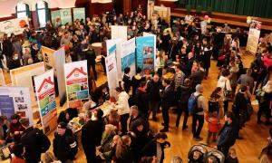 Blick auf volles Messegelände