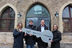 Schlüsselübergabe StadtLabJena mit 4 Projektbeauftragten