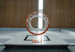 Basketballkorb in Turnhalle