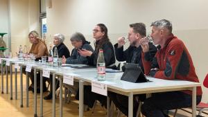 Menschen sitzen an einem Tisch