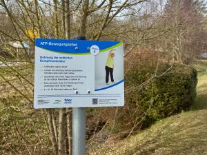 Eine Tafel mit Bewegungsanleitung