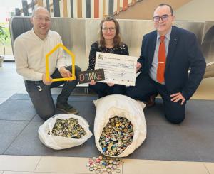 Scheck-Übergabe (v.l.): Martin Steglitz (KSJ), Victoria Scholz-Görlach (Ronald McDonald Haus Jena) und Uwe Feige (KSJ)