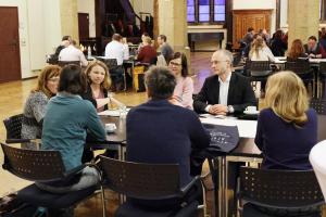 Menschen um einen Tisch versammelt