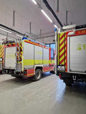 Zwei Fahrzeuge der Feuerwehr von hinten
