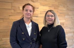 Zwei Frauen stehen nebeneinander