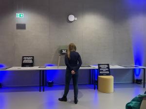 Ausstellungsraum mit Frau und Exponaten