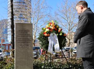 Mann steht vor Gedenkstele