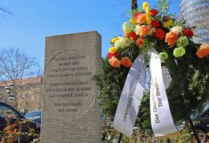 Gedenkstele mit Krank