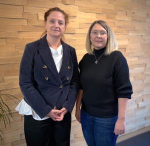 Zwei Frauen stehen nebeneinander